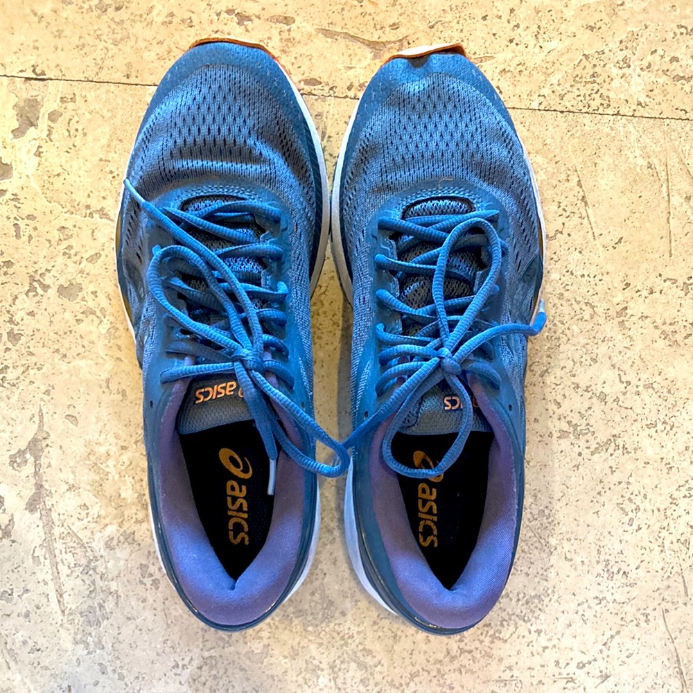 Woman’s Asics Gel-Kayano 24 running sneakers